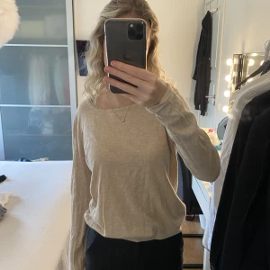 Stickad enkel tröja - Fin och enkel tröja från esprit med lite glitter. perfekt till hösten🤍 Nypris 599:-