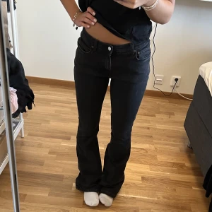 lågmidjade bootcut - Super fina lågmidjade bootcut jeans från weekday i storlek 27, sitter bra på mig som brukar ha 36 men passar också 38🌼