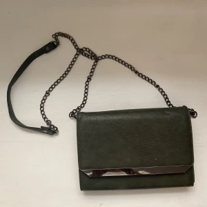 Väska - En supersöt axelremsväska. Oklart vilket ”märke” den är ifrån.  Enda anmärkningsbara är att det är lite repor på ”metall” detaljen fram till.  Knappt blivit använd så är i övrigt fint skick!