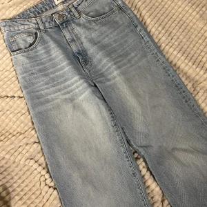 Jeans - Jeans ifrån Lager 157 i stl L som tyvärr blivit för små. Dem är vida och raka i modellen🥰 Kan mötas upp i Uppsala!