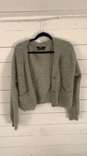 Stickad kofta  - Jättefin helt oanvänd kofta 