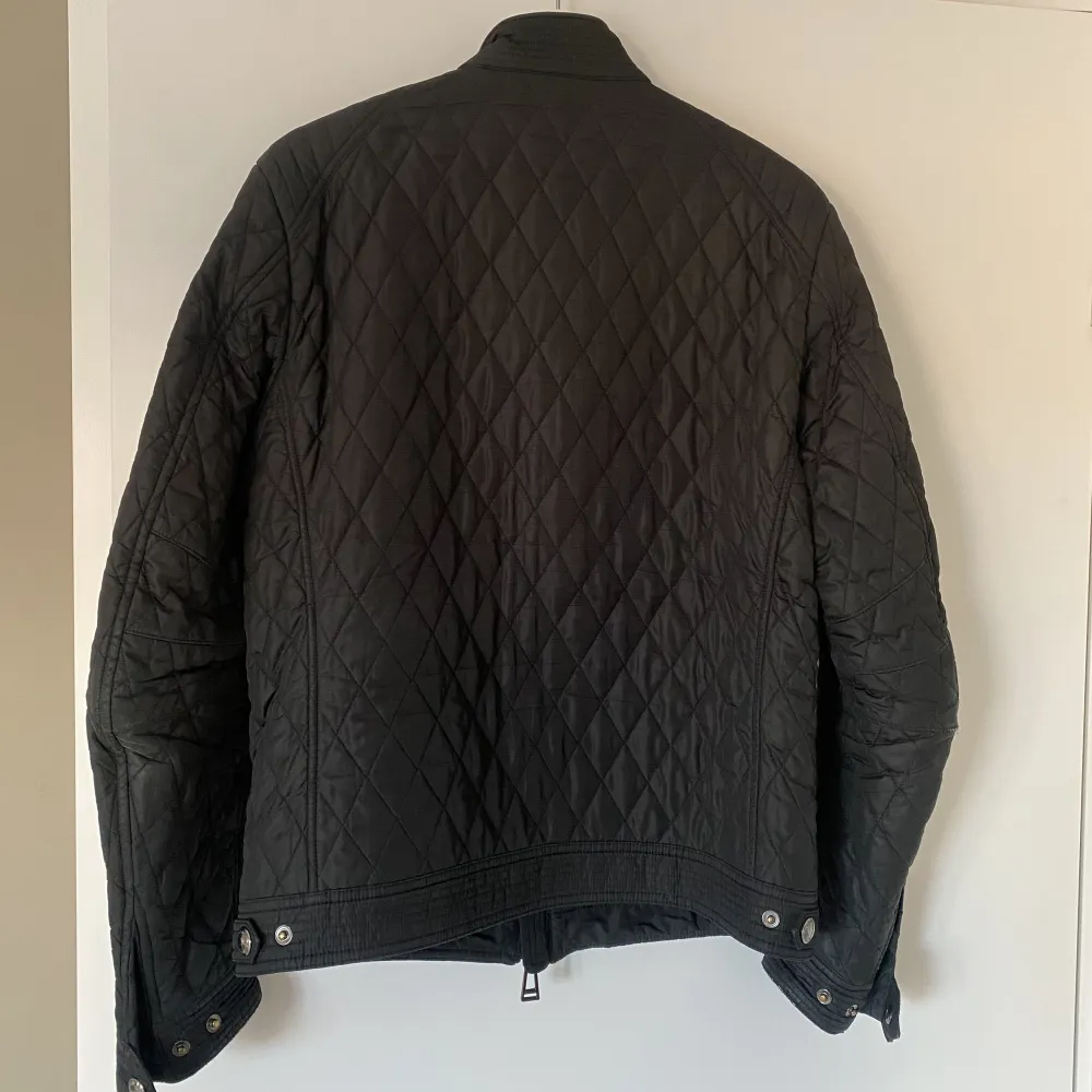 Svart jacka från belstaff i storlek 48. Köpt på Nk i Göteborg för ca 4999 kr. Mitt pris är 2000 kr. Använd men i gott skick.. Jackor.