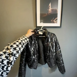 Glansig jacka chiquelle - Säljer min glasiga chiquelle jacka då jag inte använder den, jackan är knappt buren och är i nyskick och letar nu efter ny ägare😁köpt för 799kr