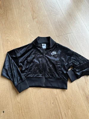 Nike jacka kort - barn M (137-146) - Kort träningsjacka - endast använd 1-2 gånger. Nyskick!