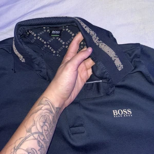 Boss pike - Mörkblå Boss pike använd fåtal gånger strl L men tajtare i modellen sitter som M