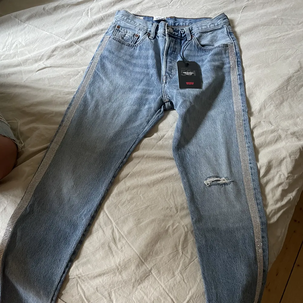 Levi’s jeans 501 med riktigt snygga detaljer!  Säjer dessa pga av felköp Dessa säljs ej längre då de är limited edition.  Storlek W28xL28 Finns på flera sajter . Jeans & Byxor.