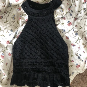 Stickat linne - Fint stickat linne från Stradivarius i storlek S, slitning uppe vid kragen men ingenting som syns när man har på sig toppen💕