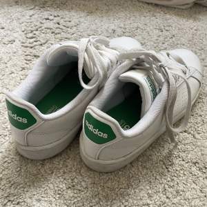 Sjukt snygga skor från adidas med gröna detaljer, lite”slinta” inne vid hälen men annars i väldigt bra skick 