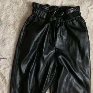 Läderbyxor - Bra skick, stretchiga och bekväma att använda 