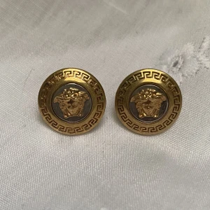 Versace örhängen  - Super snygga versace örhängen köpta från zalando för cirka 3000 kr. Aldrig använda eftersom jag använder silver smycken. Tillhörande Ask på bild 2 följer med. 