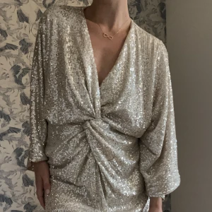 Paljettklänning - Otroligt fin paljettklänning som känns så lyxig och ”tung”. Från Indiskas bröllopskollektion. Nypris var runt 1500-2000kr.