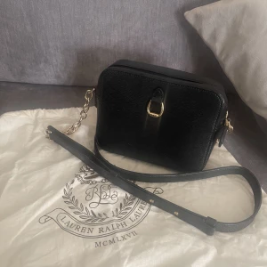 Ralph lauren väska - Säljer min Ralph lauren väska, köpt för några år sen och är i bra skick 