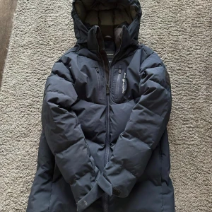 Sail racing jacka  - Hej, jag säljer min sail racing jacka pga att den är för liten. Jag har inte använt den så många gånger då jag köpte den i slutet i vintern 2022, inga märken eller skador så den är i nytt skick fråga om fler bilder om du vill.