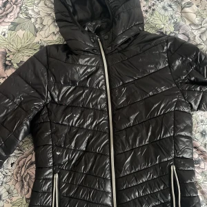 Höst jacka - Denna jackan är från H&M köpte , har inte haft på mej den så mke , 