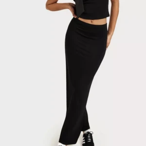 Svart långkjol - Så fin och BEKVÄM svart långkjol, säljes pga kommer ej till användning, helt ny!