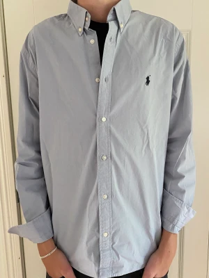 Ralph Lauren Skjorta - Sjukt snygg Ralph Lauren skjorta. Enda defekten är en liten fläck i höger armhåla som man ser på andra bilden, men inget man tänker på. Hör av er vid frågor! 