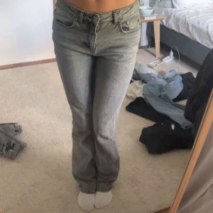 Midwaist bootcut jeans  - Säljer en av mina favorit jeans då jag inte använder de lika mycket längre, super fint skick!