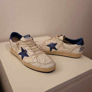 Golden Goose skor - Säljer mina extremt feta golden goose ball star! De är använda men i toppskick (se bild 3). Nypris runt 6000, mitt pris 2700. Enbart skorna därav det låga priset. Ställ gärna en fråga vid minsta lilla fundering🙂