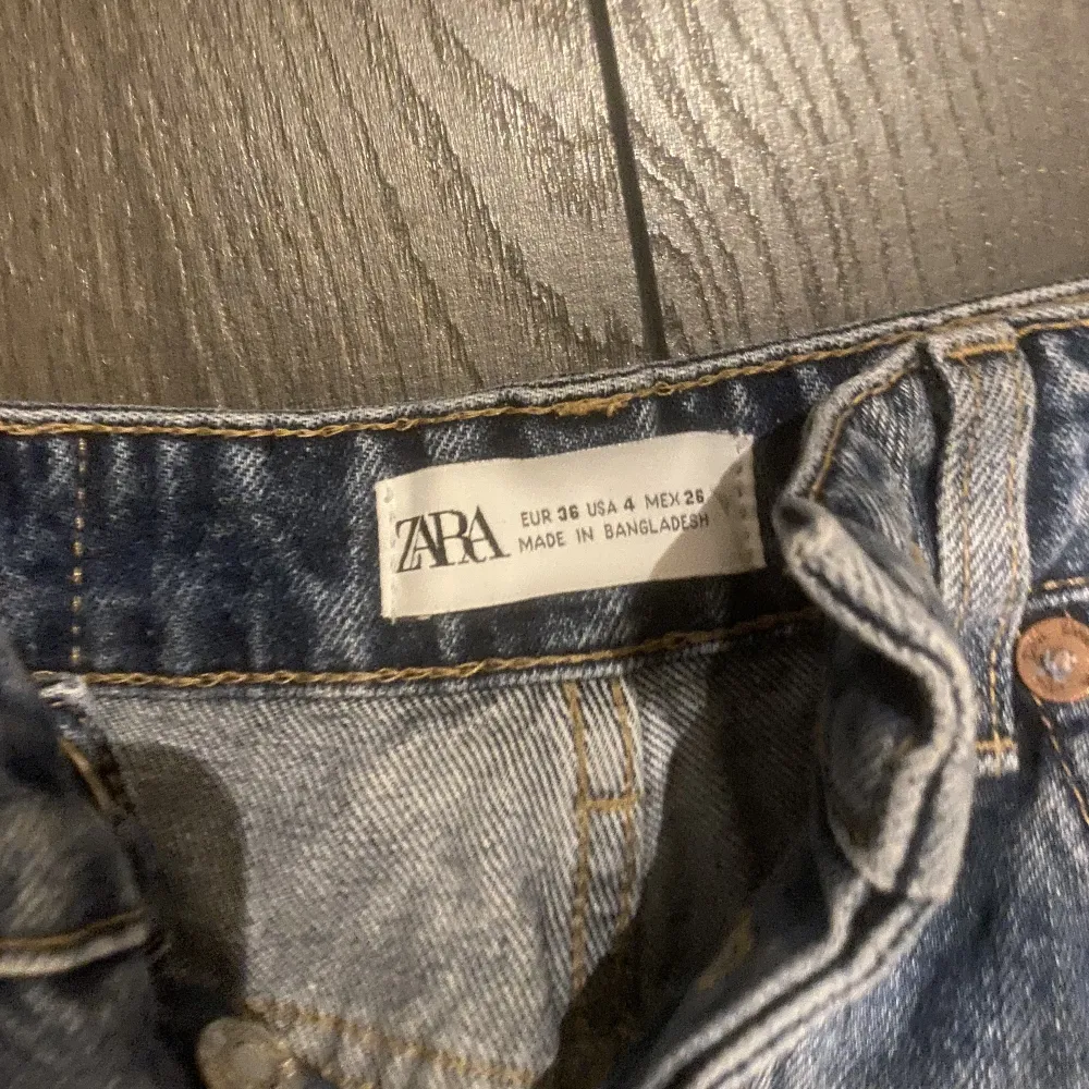 Säljer mina snygga jeans från zara som tyvärr inte passar längre.😊Har dessa byxor i två olika storlekar (både 36 och 34) säljer båda två❤️. Jeans & Byxor.