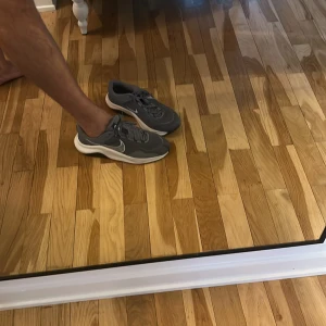 Nike sneakers nya - Oanvönda Nike sneakers.  1100 i butik. Gått i dem en gång Storlek 44 