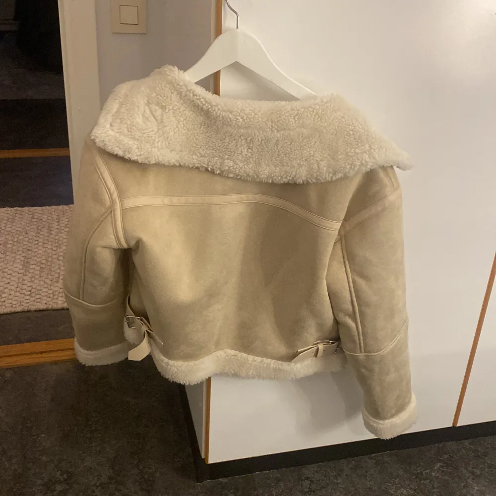 Hej!! Säljer denna beiga jacka från Zara. Använd 2-3 gånger max så den är i väldigt bra skick. Fluffig på insidan och med två fickor i sidan. Storlek M. Jackor.