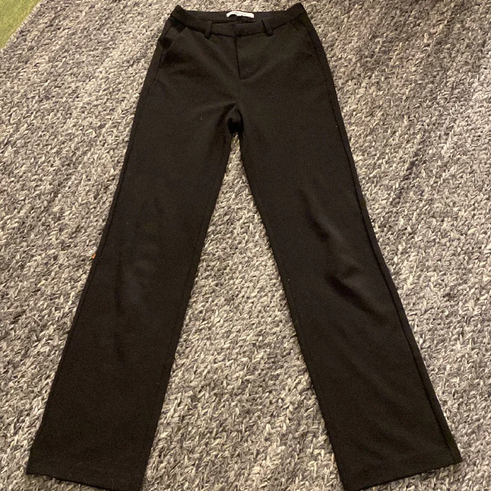 Säljer dessa raka vanliga svarta kostymbyxor från only på grund av att jag köpte ett par andra från bikbok istället, men jättebra skick och fina. Passar perfekt i längden på mig som är 1,65. Jeans & Byxor.