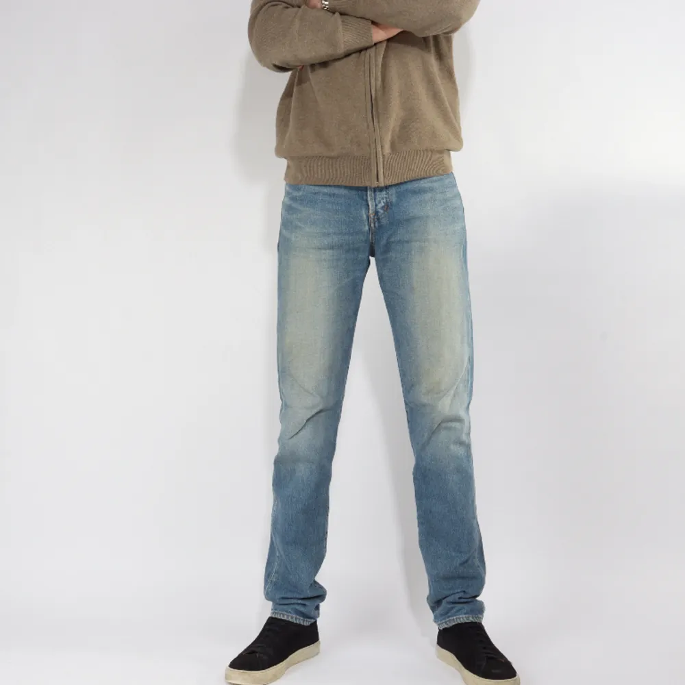 YSL Jeans, färgen är Vintage Blue, storleken 30 175/80A, Varsamt använda, minimalt hål på baksidan. Passform: W14 slim fit, Modellen är 185 cm, väger 73kg  Gjorda i Japan, 100% ull. Nypris 9000kr.  . Jeans & Byxor.