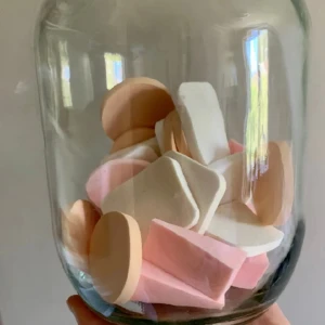 Beautyblender  - Massa sminksvampar i olika former. Aldrig använda. Det finns trekantiga, rektangulära och runda, skulle gissa att det är ca 15 - 20 stycken 💕
