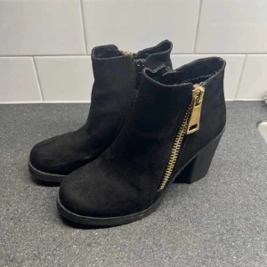 Vackra skor - Skor i storlek 38. Fått några märken som syns på bild av att va i förrådet. Annars enbart provade.