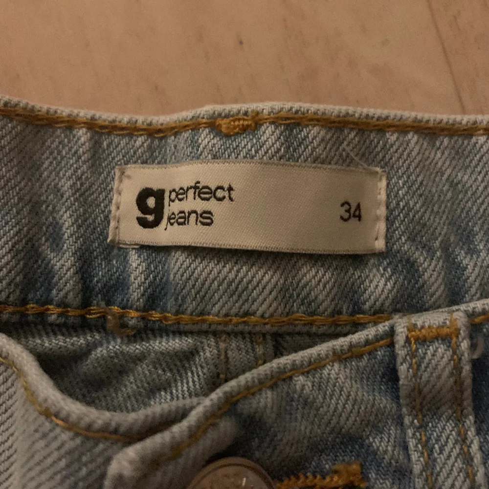 Relativt oanvända jeans från Gina Tricot❤️❤️ Highwaisted och är super fina✨✨ köpta för 100kr säljer för 59. Jeans & Byxor.