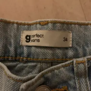 Relativt oanvända jeans från Gina Tricot❤️❤️ Highwaisted och är super fina✨✨ köpta för 100kr säljer för 59
