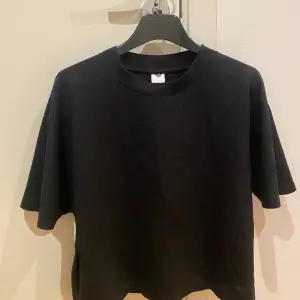 Säljer denna svarta trekvartsärmade t shirten. Den funkar till precis allt, använd 2 gånger. 