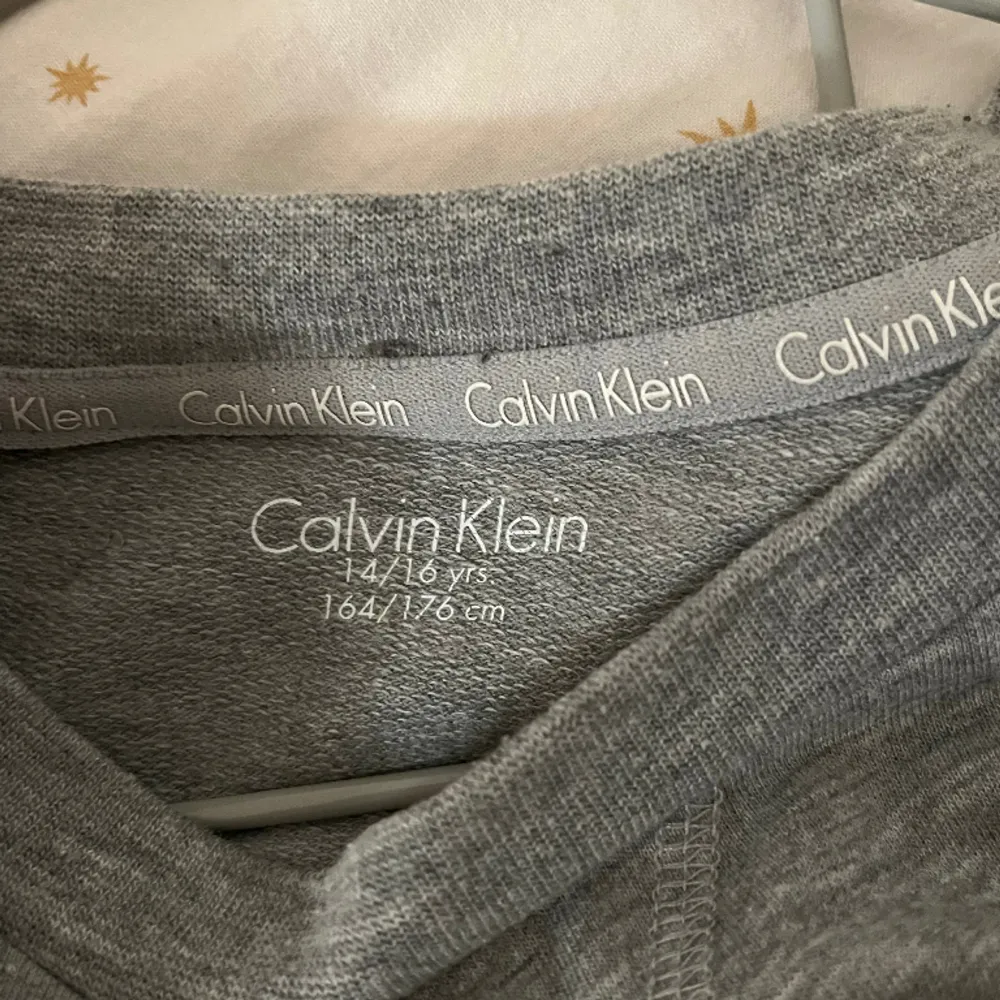 Säljer nu min gråa stiliga Calvin Klein tröja, Storleken är gamla barn storlekar vilket passar dagens S/M Skriv för mer bilder.. Tröjor & Koftor.