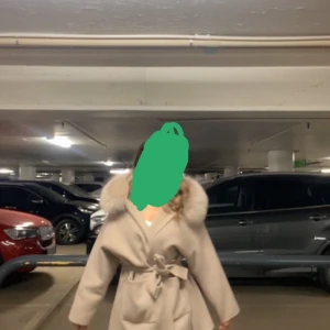 Kappa  - Säljer jätte fin ny oanvänd beige kappa då den ej går till användning. Pris kan diskuteras vid snabb affär. 