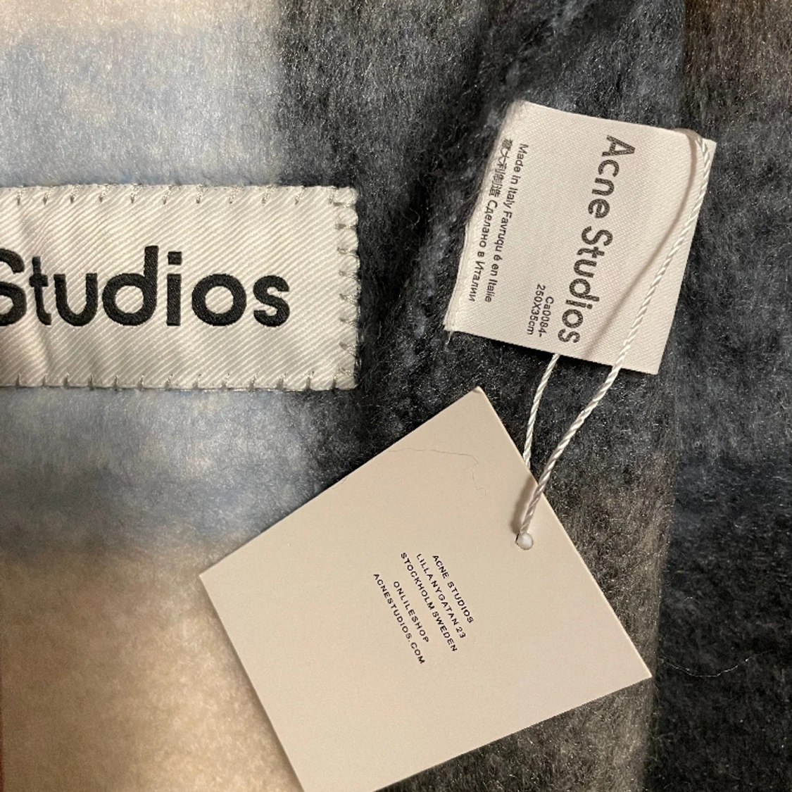 Acne Studios, oanvänd halsduk!  - 90