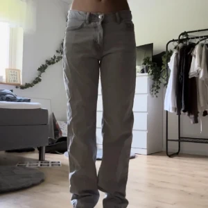 Gråa raka jeans - Gråa jeans tightare vid rumpan och lösare vid benen. Storlek 34. Hör av dig om du undrar något. 