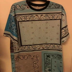 T-shirt - T-shirt med mönster. Använd 1 gång. Bra skick. Köparen står för frakten.
