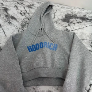 hoodrich tröja - Jättefin hoodrich tröja det är en magtröja super fin på, säljer pga inte mycket andvänding 