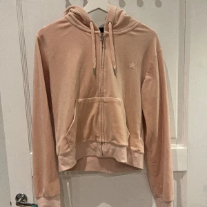 juicy kofta  - säljer min rosa juicy kofta som är i bra men använt skick! 💘(pris kan diskuteras vid snabbt köp)