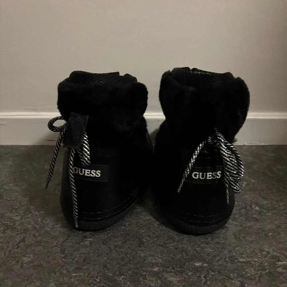 Jätte sköna o varma fur boots från Guess, perfekt inför vintern! Mycket gott skick bara använt 2-3 gånger 🤍 . Skor.