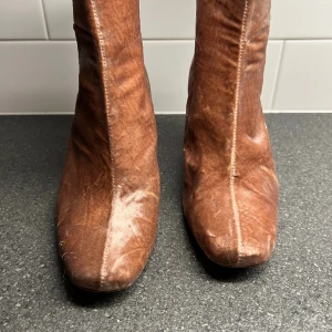 Klackskor stl38 - Enbart gångna ett fåtal gånger. Legat i förrådet sen dess