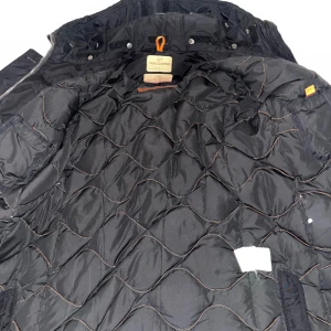 Parajumper dam - unisex  - Säljer min parajumper dam jacka i Stl L dock använd utav en man då modellen äe snygg och passar även män.   Priset kan diskuteras vid snabb affär 