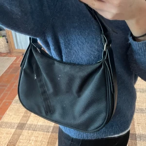 Pieces väska  - Superfin och enkel svart väska från Pieces. Dragkedja med fack både utanpå och inuti. Väldigt rymlig och lätt att ha med. Köptes för ca 250/300, men säljer för 150. . 