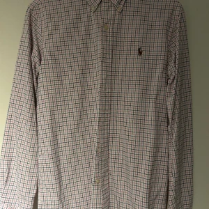 Ralph Lauren oxfordskjorta - Säljer denna knappt använda RL skjorta. Väldigt mjuk och skön, passar avsnallpad såväl som på kontoret. Strl M. 70-85kg. 175-185cm Nypris ca 1399kr