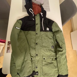 Skidjacka från dope säljes  - Säljer min skidjacka från dope i storlek L. Använd ytterst lite. 300kr
