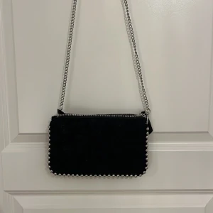 axelremsväska  - så snygg lite glittrig axelremsväska från zara 😍