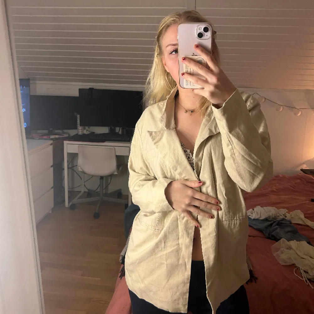 Helt ny blazer i linne, aldrig använd med prislappar kvar. Behöver strykas bara. Puvut & Bleiserit.
