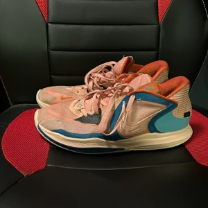 Kyrie low 5 storlek 44 - Ett par Kyrie low 5 madder roots i storlek 44 köpte i USA. Inget fast pris så pris kan diskuteras.