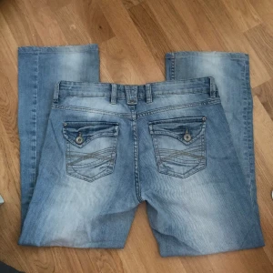 Bootcut jeans - Jeans från lindex, förstora för mig men kan tänka mig dom sitter superfint med bälte eller girlies i den storleken 🫶🏼
