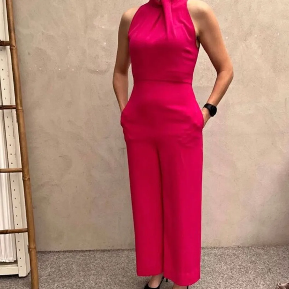 Rosa jumpsuit från Zara. Säljer då den inte passar riktigt. Strl 36. . Klänningar.